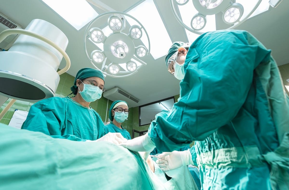 Covid-19 : les patients admis en réanimation sont-ils de plus en plus jeunes ou servent-ils la propagande de l’AP-HP ?