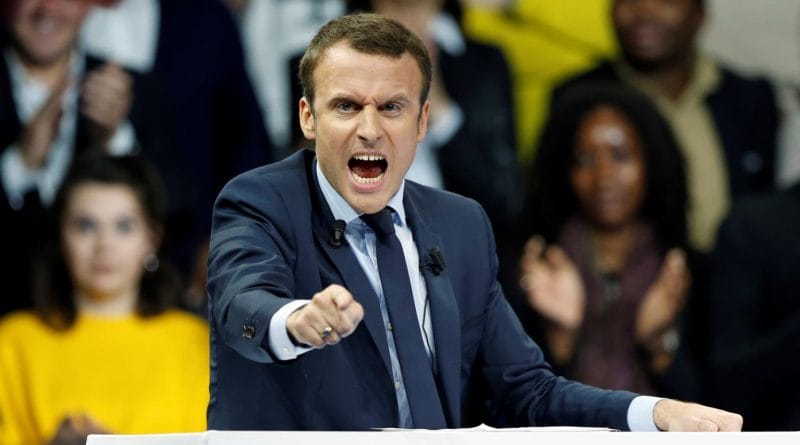 La gifle et les habits trop grands du Président de la République pour Emmanuel Macron le petit