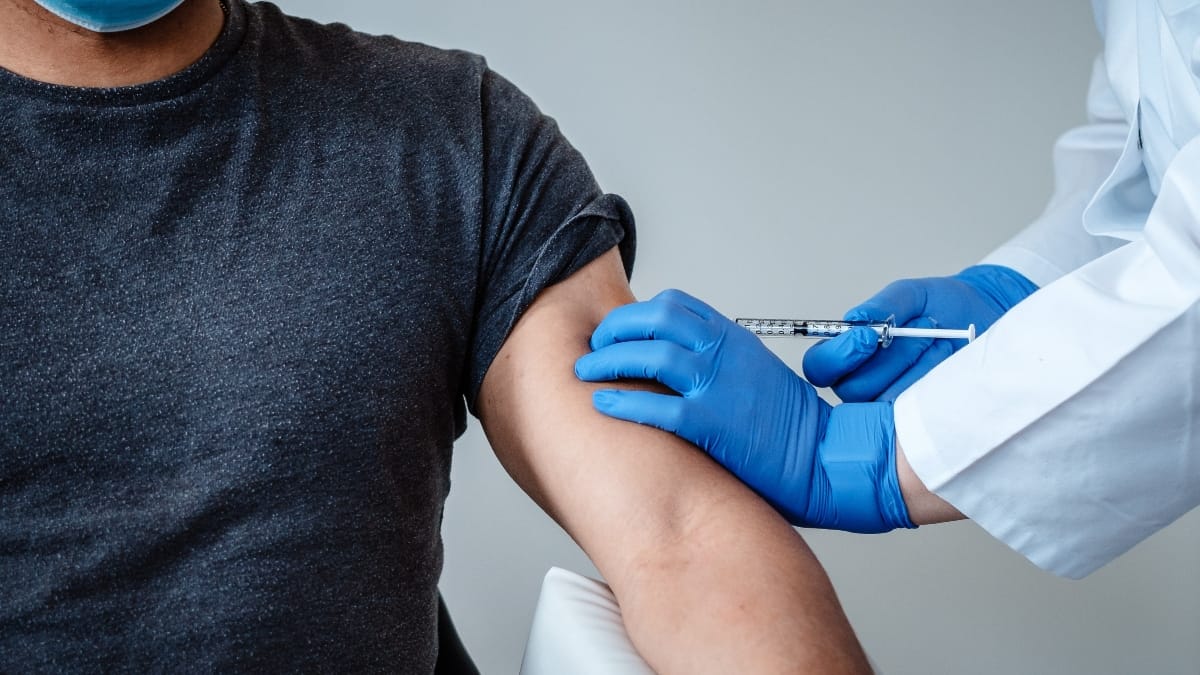Risque d’épanchement pleural compliqué après un vaccin ARN, selon une étude