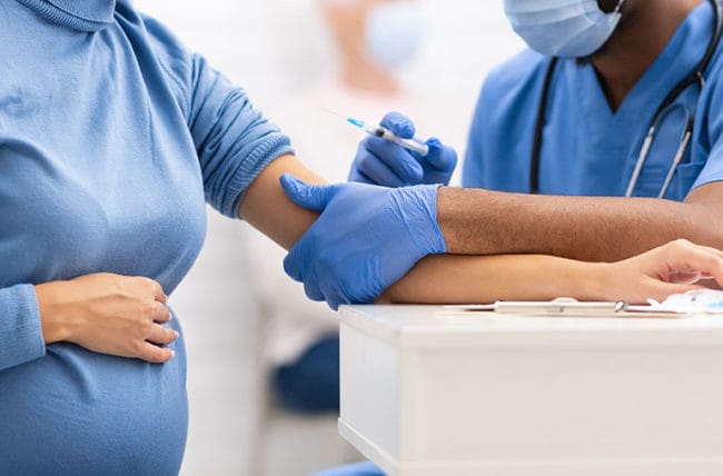 Face à la fin des vaccins COVID pour les femmes enceintes, la bureaucratie sanitaire US riposte