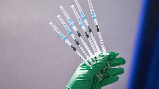 Par peur des effets nocifs de ses vaccins à répétition?Pfizer souhaite un vaccin à dose annuelle
