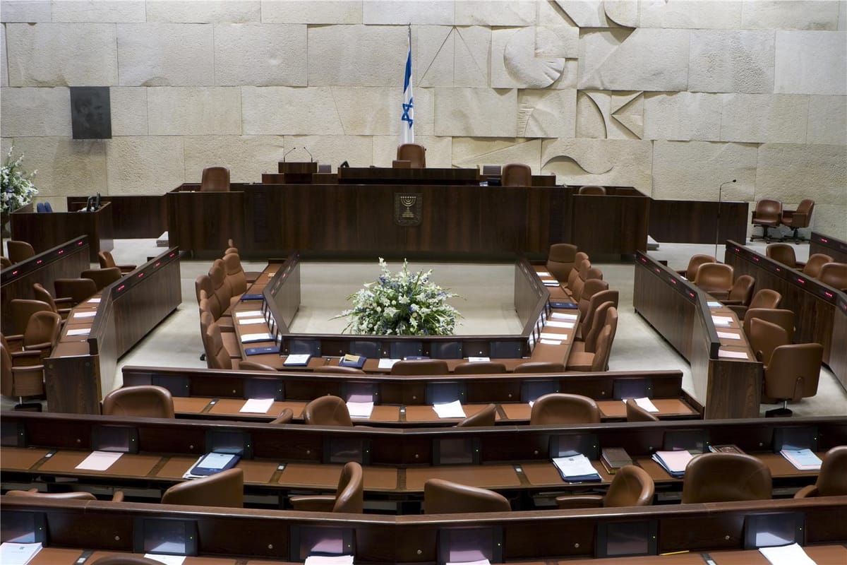 Dialogue tendu à la Knesset : Un député du Likoud ironise sur le fait qu’il ne manquerait que des « camps de concentration » à la politique sanitaire du pays