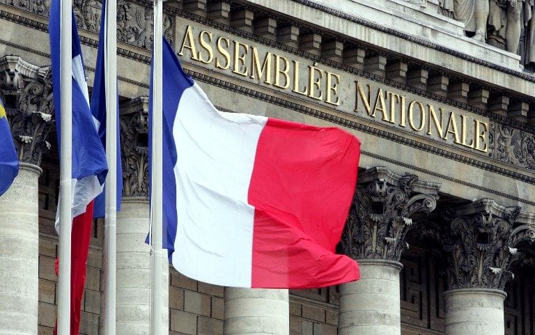 Passe vaccinal : débat sémantique au parlement et casse-tête dans le réel
