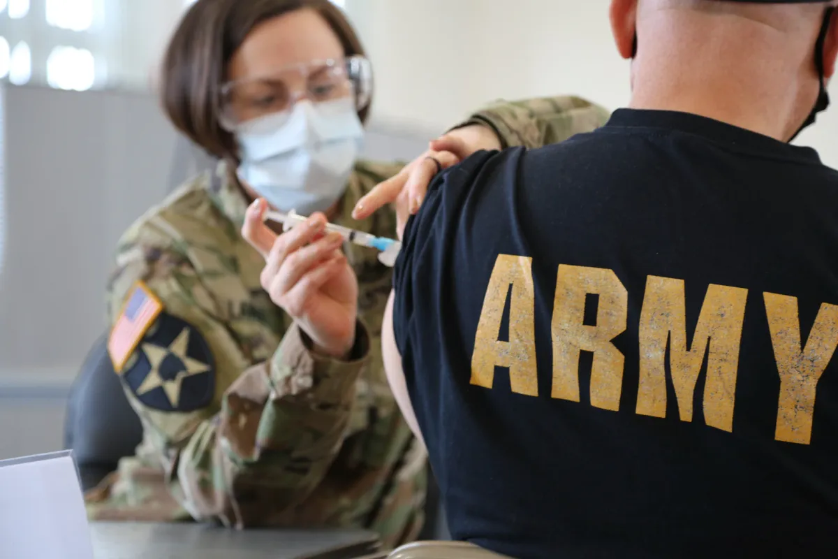 Trump promet une armée US « réformée » et « non vaccinée »