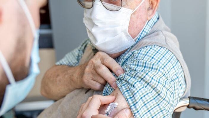 Covid chez les sujets âgés : une étude américaine confirme l’inefficacité des injections COVID