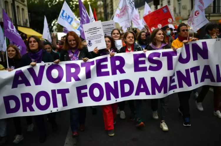 Briefing : la constitutionnalisation du droit à l’IVG, une opération réussie d’astroturfing