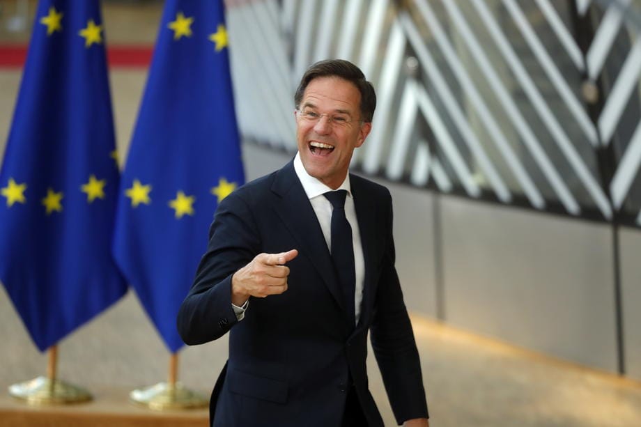 À La Haye, Macron se tape un mal en Rutte