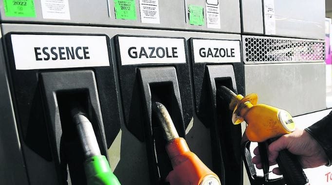 Pourquoi le prix des carburants chute-t-il en France ? Jusqu’où peut aller la dégringolade ?