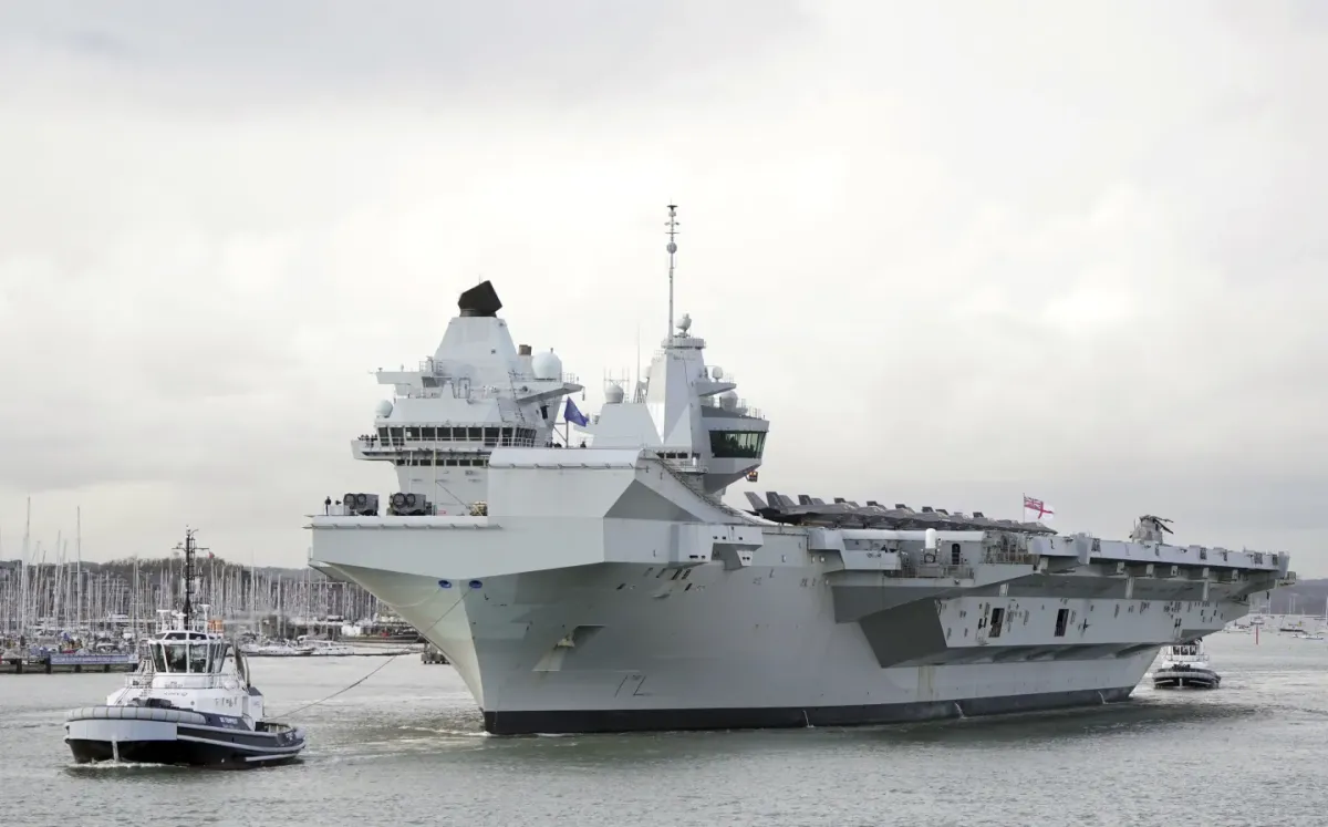 Le porte-avion britannique « Queen Elisabeth » en panne pour les manœuvres de l’OTAN
