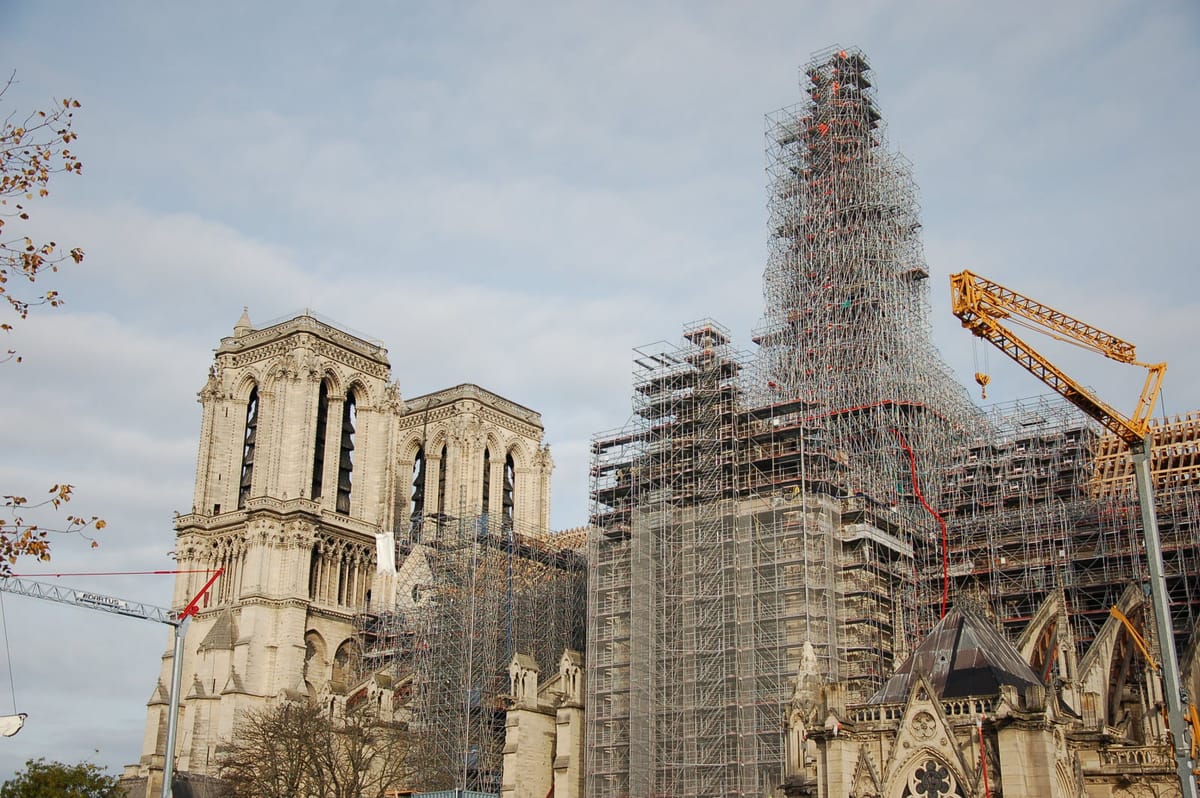 « MacNéron » ne décolère pas: on lui refuse ses vitraux modernes à Notre-Dame