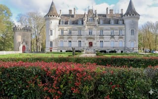 Château de Nieuil : quand l’État saisit avant de juger