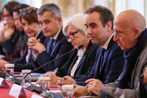 Un budget 2026 d'austérité furtive : sauver Macron dans la collusion molle