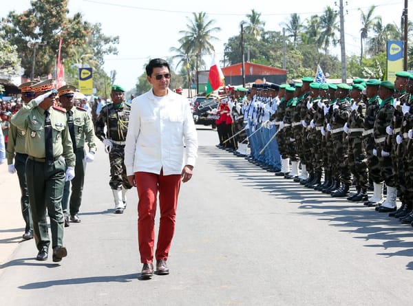 Madagascar: Rajoelina retranche son pouvoir derrière les militaires