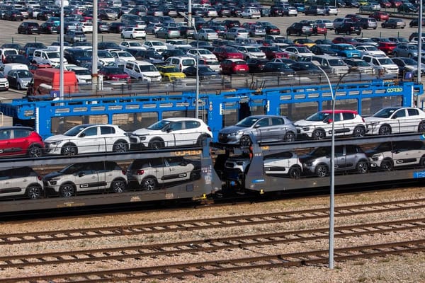 Trop d'usines en Europe: l'industrie auto à l'arrêt, les Chinois attaquent