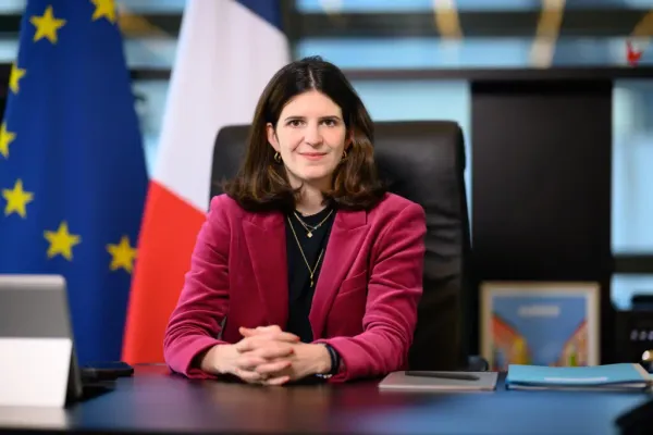 Macron et sa start-up nation réinventent le Minitel (et la matraque), par Veerle Daens,