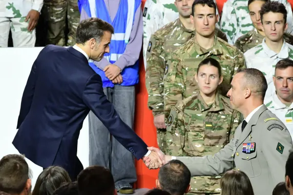 Service militaire : le coup de génie de Macron pour sauver l'Occident (de lui-même), par Veerle Daens