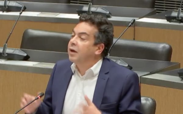 Patrick Cohen vire complotiste devant les députés, par Veerle Daens