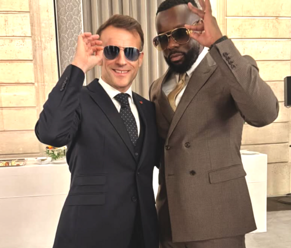 Macron, Gims et les lunettes noires : quand la communication spectacle remplace l’action