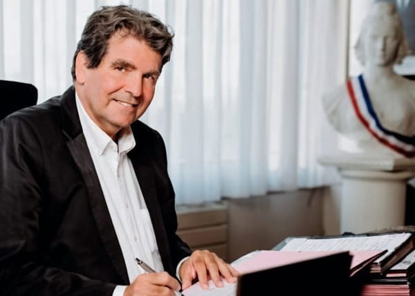 Marchés publics opaques: un sénateur LR menace de mort une journaliste