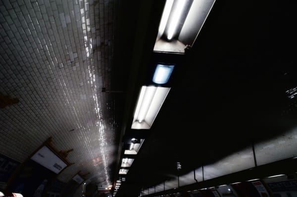 Macron face au gouvernement profond: un étrange tango