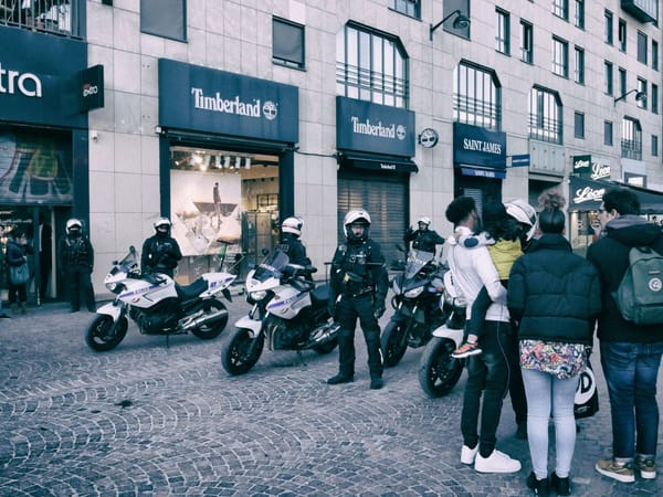 Macron: du non-remaniement au retour des violences