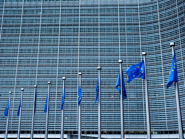 ????Merkel prête à imposer une baisse des retraites en France dès 2020