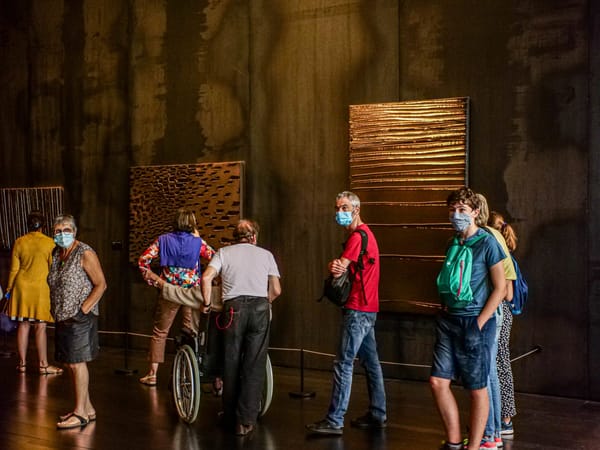 Masque obligatoire : protection sanitaire ou contrôle social ?