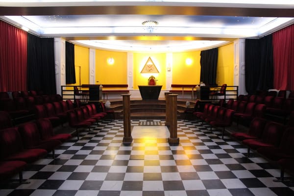 Confinement et cultes : Macron fait-il un cadeau discret aux loges maçonniques ?