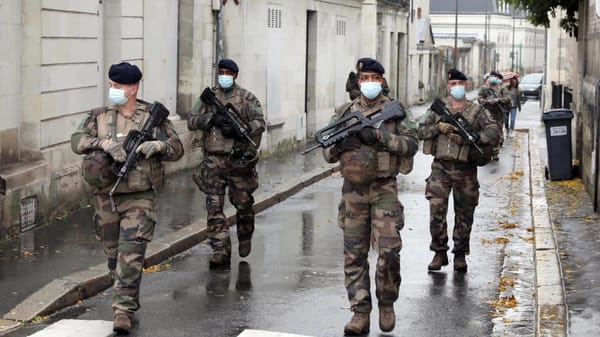 Le débat s’envenime autour de l’avertissement lancé par l’armée à Macron