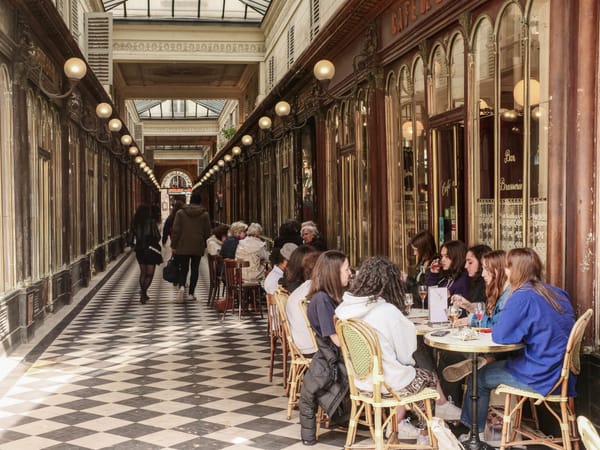 ???? Ce n’est pas au vieux singe Axa que les restaurateurs vont apprendre à faire des grimaces