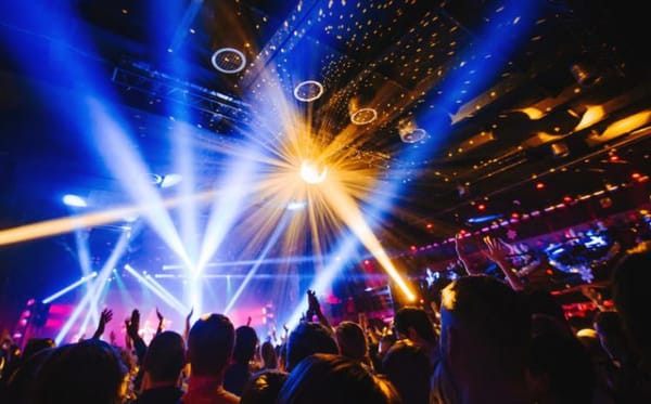 Macron impose le pass sanitaire aux discothèques dans un grand flash totalitaire