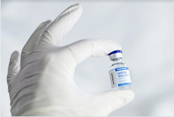 La FDA autorise une troisième dose de rappel pour les plus de 65 ans dans une improvisation générale des autorités de santé