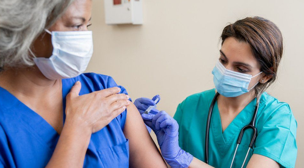 Etats-Unis: Des médecins sanctionnés par leurs pairs pour avoir mis en doute l’efficacité des vaccins COVID-19