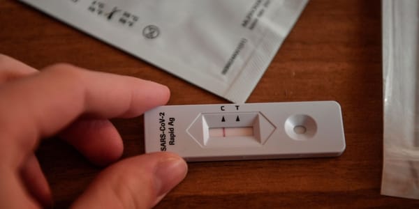 Etats-Unis: les CDC réduisent la durée de quarantaine et suscitent l’hystérie des médias