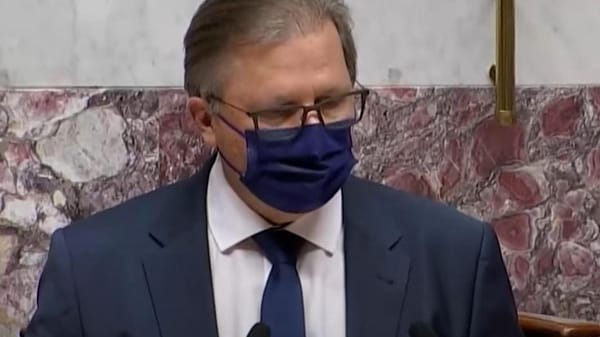 Passe vaccinal : les parlementaires mettent le champagne au frais et c’est leur cohérence qui trinque