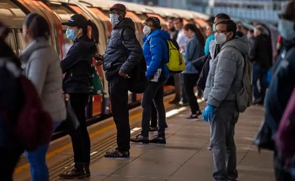 Royaume-Uni : baisse de 25,5% des cas, le COVID bientôt considéré comme endémique ?