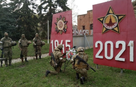 Vidéo : un Ukrainien se vante de manger des restes de cadavre russe…