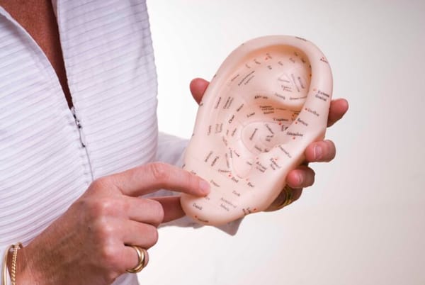 Réflexologie auriculaire (MTC) : que soigne-t-elle et comment ?
