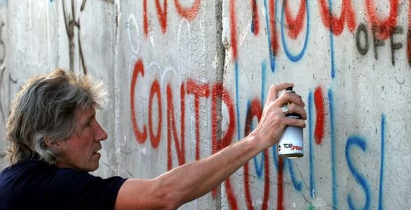 Le co-fondateur de Pink Floyd, Roger Waters, accuse Biden de jeter de l’huile sur le feu en Ukraine – et ça fait grincer des dents!