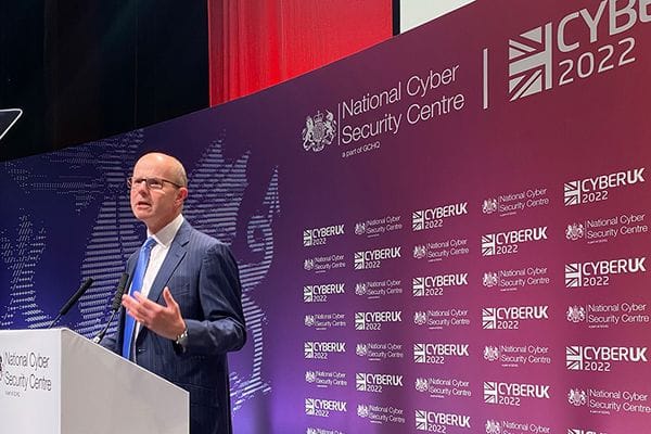 Comment les services secrets ont traqué les résistants sur Internet, par Eric Verhaeghe