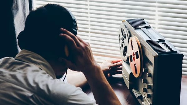 ALERTE : Macron prolonge abusivement la surveillance généralisée de nos téléphones