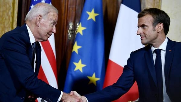 Briefing: Macron, Biden et le système occidental comme simulacre de la liberté