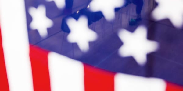 Aux Mid-terms américaines, le feu couve sous la cendre des résultats – par Yves-Marie Adeline