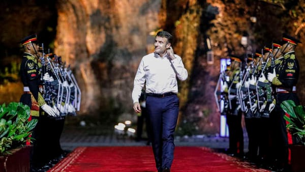 Briefing : la caste jette de l’huile sur le bûcher des soignants suspendus