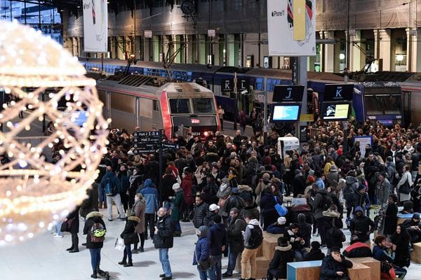 Briefing – Macron peut faire deux aller-retours au Qatar mais 2 TGV sur 5 ne rouleront pas le weekend de Noël!