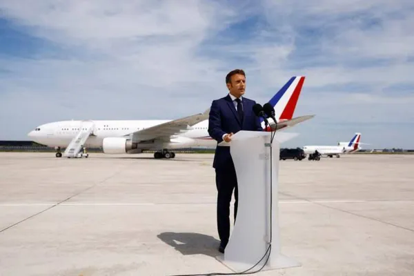 Briefing – C’est quoi le bilan carbone des déplacements en avion d’Emmanuel Macron?