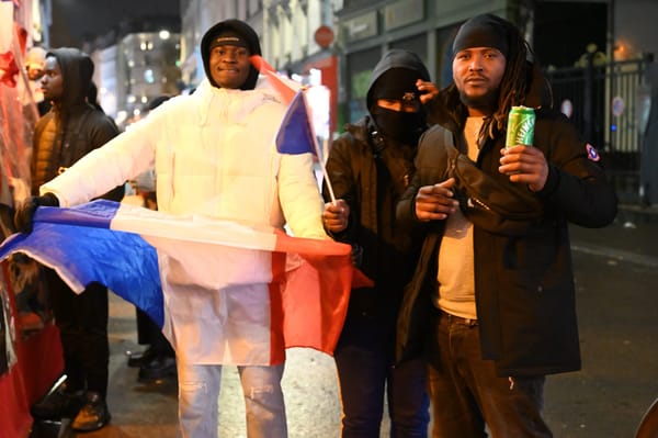 Briefing : au Qatar, Macron assiste à la défaite d’une France introuvable