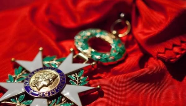 Légion d’honneur à Bezos : communion privée en Macronie, par Modeste Schwartz