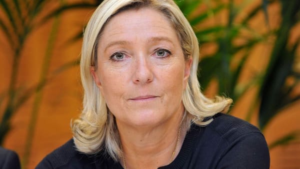 Marine Le Pen : « Je dépose une motion de cen… sûre de rien »
