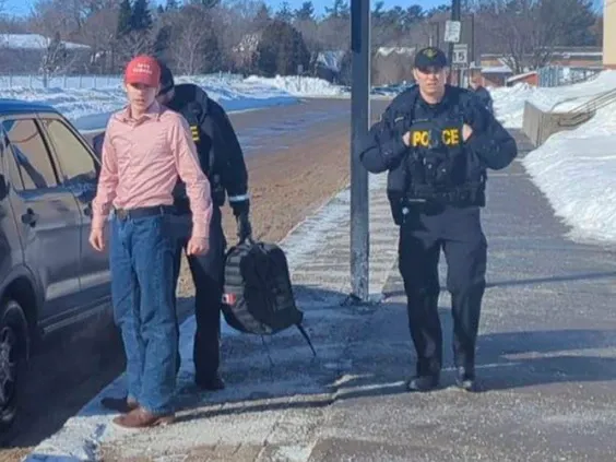 Exclu de son école (catholique) parce qu’il croit qu’il existe des garçons et des filles